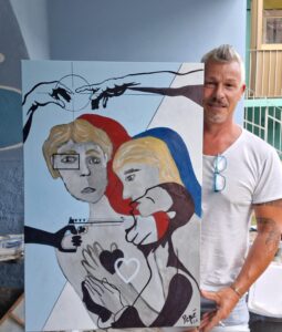 L’artista presenta una delle sue tele.