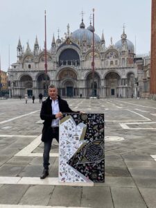 Marco Angelo Pepè con la sua arte a Venezia.